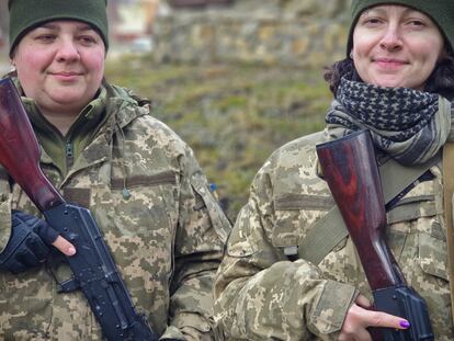 Dos voluntarias ucranias alistadas en el Ejército y preparadas para la guerra, en una base no localizada.