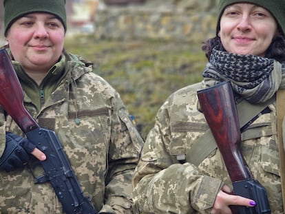 Dos voluntarias ucranias alistadas en el Ejército y preparadas para la guerra, en una base no localizada.