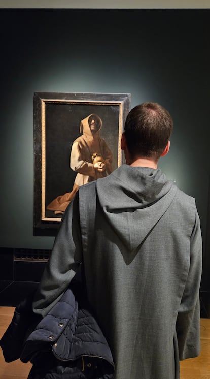 Un monje contempla el lienzo de Zurbarán San Francisco en meditación, en la National Gallery de Londres.