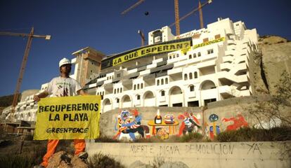 Activistas de Greenpeace en una campa&ntilde;a contra el pol&eacute;mico hotel.