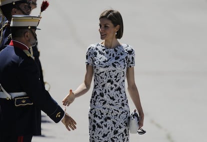 Felipe VI y Letizia Ortiz durante la jura de bandera de los nuevos Guardias Reales, en el cuartel del Rey en el Pardo, en 2015.