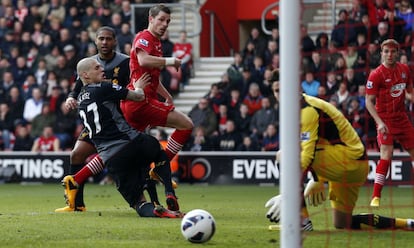 El jugador del Southampton Morgan Schneiderlin anota el primer tanto de su equipo en el minuto 5 del encuentro.