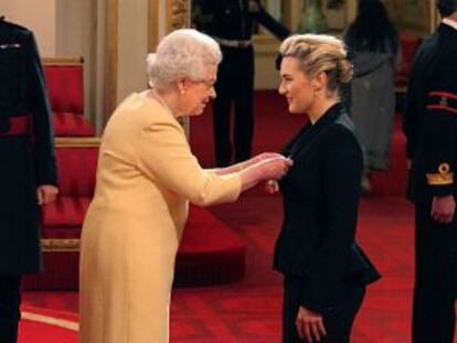 La reina condecora a Kate Winslet como Comandante del Imperio Británico.