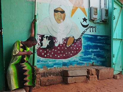 En la entrada a la vivienda de la califa, un mural con su imagen.