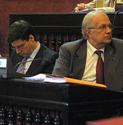 El concejal socialista José Gallardo daba la espalda a su compañero Carmelo Gómez en el pleno de ayer.