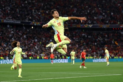Martin Zubimendi de España celebra el primer gol de su equipo en el partido final de la UEFA Nations League 2025 entre Portugal y España.
