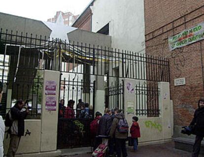 Los alumnos del colegio García Quintana de Valladolid entran ayer a clase.