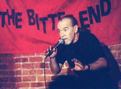 George Carlin, en una actuación en The Bitter End de Nueva York, en 1992.