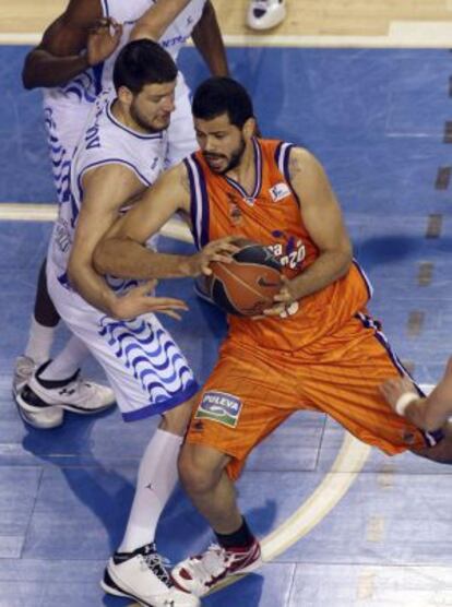 El pívot brasileño del Valencia Basket Vitor Faverani, lucha por un balón.