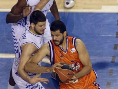 El pívot brasileño del Valencia Basket Vitor Faverani, lucha por un balón.