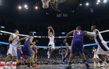 Redick, de los Magic de Orlando, lanza en suspensión durante el encuentro frente a los Suns.