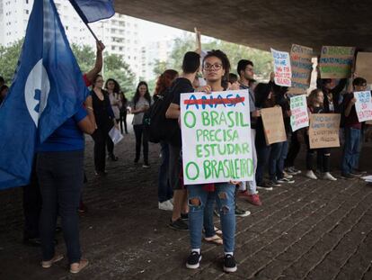 Serenna Perugia, estudiante de Meteorología en la Universidad de São Paulo, sostiene una pancarta en la que pone 