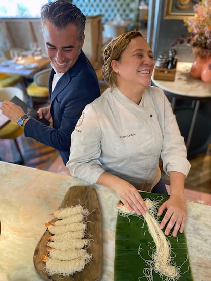 David García Collantes, dueño del restaurante Divina Dolores, en Madrid, junto a Mireya Castillo, chef de verano, en una imagen cedida.