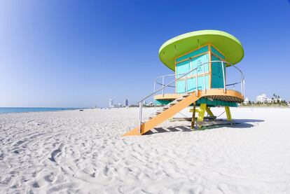 En 1992 el huracán Andrew arrancó de cuajo varias casetas de los vigilantes de la playa South Beach en Miami. William Lane, un joven arquitecto local, ofreció gratis sus servicios al Ayuntamiento para diseñar las nuevas. El resultado es uno de los iconos más optimistas de la arquitectura de la ciudad. Coloridas como gominolas, las juguetonas casetas de Lane salpican la playa de referencias: hay detalles art déco de los años treinta y guiños a las formas pop de los cincuenta y sesenta. Lane, que ha trabajado con I. M. Pei o Rem Koolhaas, cita en su web (<a href="http://www.williamlane.com" target="_blank">www.williamlane.com</a>) inspiraciones tan dispares como los templos Shinto de Japón, la serie retro-futurista Los Jetsons o los campos de minigolf. En esta caseta de la Calle 14, hay, de hecho, un hoyo de minigolf en el tejado. Para verlo de cerca, Iberia (<a href="http://www.iberia.com" target="_blank">www.iberia.com</a>) vuela a Miami desde Madrid por unos 550 euros.