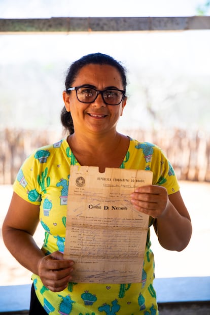 Nize mostra sua certidão de nascimento, com a assinatura de Rachel de Queiroz.