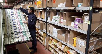 Un empleado con medicamentos de una cooperativa farmacéutica andaluza.