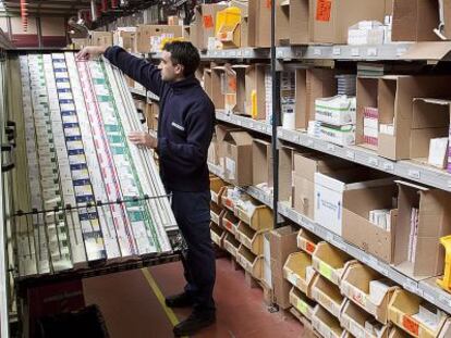 Un empleado con medicamentos de una cooperativa farmacéutica andaluza.