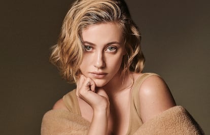 Lili Reinhart, vestida de MAX MARA.