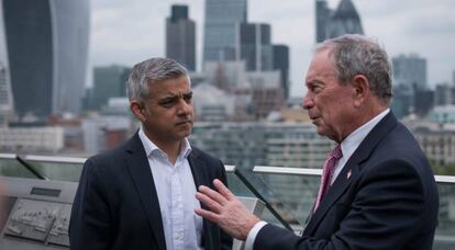 El nuevo alcalde londinense, Sadiq Khan, y el exalcalde de Nueva York Michael Bloomberg, este jueves en Londres.
