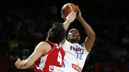 Diaw lanza ante Teodosic en el partido de semifinales.