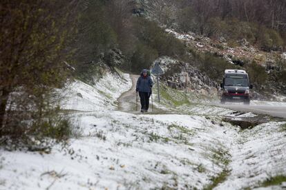 Una peregrina recorre el Camino de Santiago, nevado en O Cebreiro, en la provincia gallega de Lugo. Zonas como el alto de O Cebreiro han amanecido con nieve y una temperatura de -1,3 ºC. El jueves, la borrasca mediterránea se alejará por el este e irá perdiendo influencia, pero aún dejará lluvias localmente intensas y acompañadas de tormenta en el Cantábrico oriental, Cataluña, este de Aragón, norte de la Comunidad Valenciana y Baleares. 