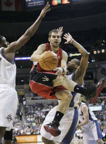 José Manuel Calderón salta entre dos jugadores de los Wizards en un lance del partido.