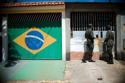 Militares brasileños distribuyen folletos en Brazlandia (Brasilia).