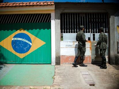 Militares brasileños distribuyen folletos en Brazlandia (Brasilia).