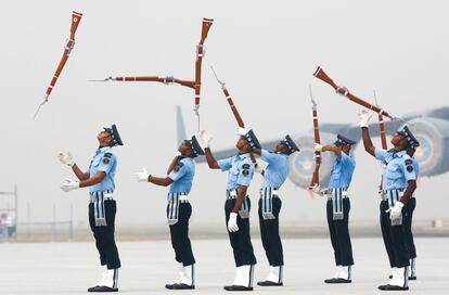Miembros de las fuerzas aéreas indias lanzan sus rifles al aire durante una exhibición por el día de las fuerzas aéreas, en Nueva Delhi (India). 
