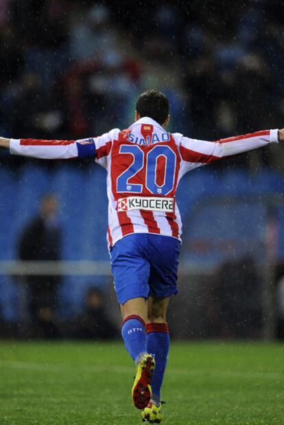 Simão celebra su gol al Espanyol.