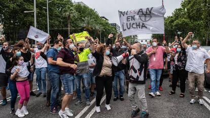 Protesta de trabajadores de Nissan en Barcelona contra el cierre de la fábrica.