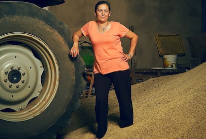 Isabel Mancha. Agricultora. 44 años  Hija y esposa de agricultores, Isabel Mancha ha dedicado toda su vida a los campos de Puebla de la Reina (Badajoz). Empezó siendo muy niña, acompañando a su padre a echar azufre en las viñas y a recoger la aceituna. “He hecho en mi vida todo lo que te puedas imaginar, desde recoger mierda hasta coser vestidos de novia”. Directa, sencilla, afiliada a la Federación de Asociaciones de Mujeres Rurales (Fademur; 55.000 socias en España), es la empleadora de su marido. “La que manda soy yo, él trabaja para mí. Tenemos unas siete hectáreas de labor y otras tantas de olivar, y estamos asociados a una cooperativa. Al Rey me une poco, pero yo le pediría más igualdad”.