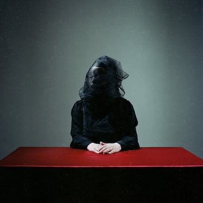 Retrato de una mujer velada de la serie 'Red Black White'.