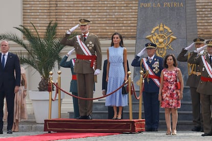 El rey Felipe VI, la reina Letizia y la ministra de Defensa, Margarita Robles (a la derecha), durante el acto de jura de bandera de la princesa Leonor en la Academia Militar de Zaragoza, este sábado. 