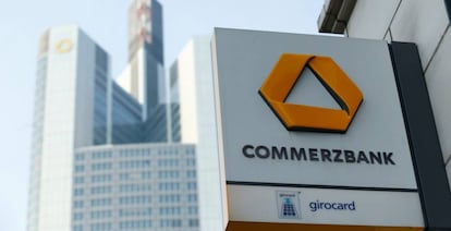 Logotipo de Commerzbank en Fr&aacute;ncfort (Alemania).