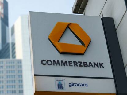 Logotipo de Commerzbank en Fr&aacute;ncfort (Alemania).