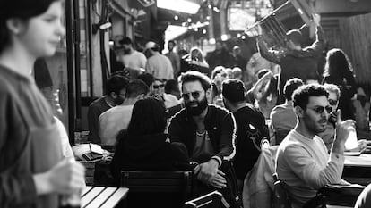 Personas en la terraza de un restaurante en Tel Aviv (Israel), en diciembre de 2022.