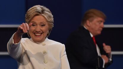 La candidata demócrata a la presidencia de Estados Unidos, Hillary Clinton (izquierda), saluda una vez finalizado el debate frente al candidato republicano Donald Trump, celebrado en la Universidad de Nevada, en Las Vegas.