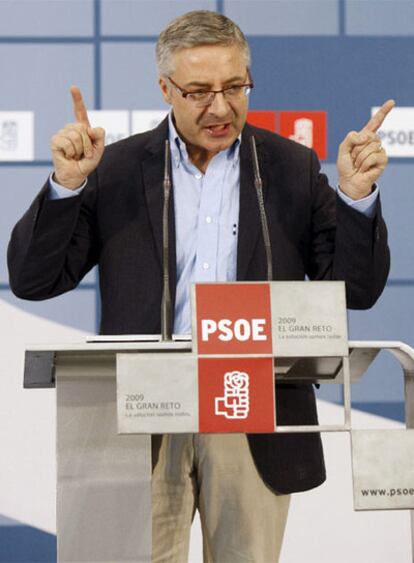 José Blanco, el nuevo ministro de Fomento, durante su intervención en un acto de los socialistas navarros.