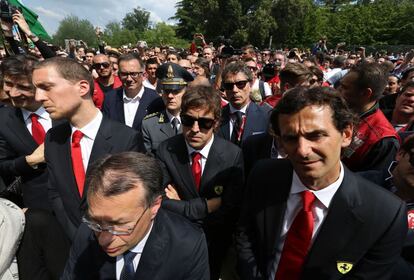 El Piloto de Fórmula 1 Fernando Alonso rinde homenaje al piloto de Fórmula 1 brasileño Ayrton Senna durante una ceremonia para conmemorar el 20 aniversario de su muerte, el 1 de mayo de 2014 en Imola.