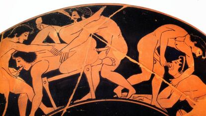 Hombres y mujeres practicando sexo en una escena que decora una pieza de cer&aacute;mica de la Grecia Cl&aacute;sica.