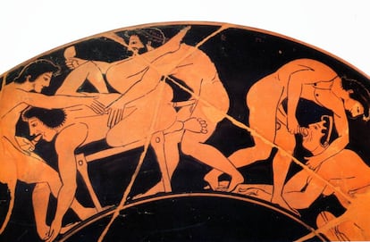 Hombres y mujeres practicando sexo en una escena que decora una pieza de cer&aacute;mica de la Grecia Cl&aacute;sica.
