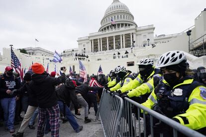 Varios edificios de oficinas del Congreso de Estados Unidos también han sido evacuados este miércoles mientras partidarios de Trump asediaban el Capitolio en protesta por la derrota electoral del mandatario. En la imagen, los seguidores del mandatario se enfrentan a las fuerzas de seguridad.