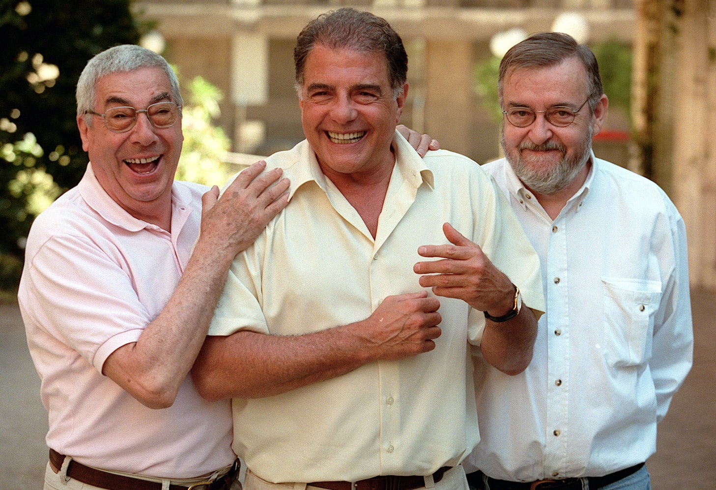 Desde la izquierda, Rafael Azcona, Juan Luis Galiardo y José Luis García Sánchez, en la promoción de 'Siempre hay un camino a la derecha'.