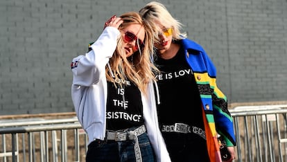 Shea Marie y Caroline Vreeland defienden el amor como único camino para luchar contra Trump.