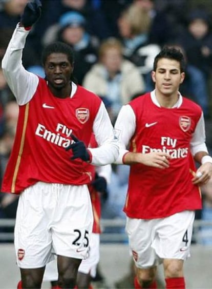 Emmanuel Adebayor y Cesc Fàbregas