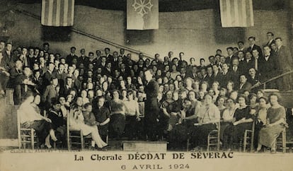 Josep Fontbernat davant de la coral Deodat de Severac, l'abril del 1924.