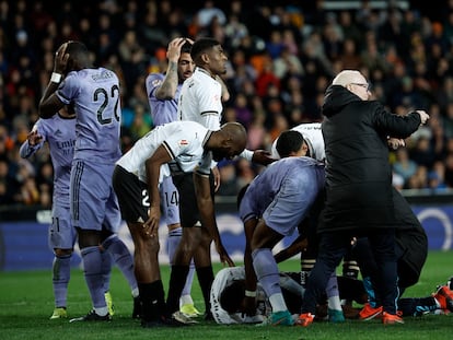 Mouctar Diakhaby es atendido tras caer lesionado en el partido entre el Valencia y el Real Madrid.