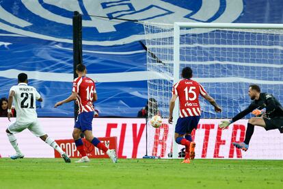 Oblak intenta detener el lanzamiento de Rodrygo.