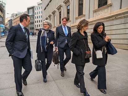 Miembros de la delegación de la Comisión de Venecia, en el exterior del Congreso de los Diputados, este jueves.